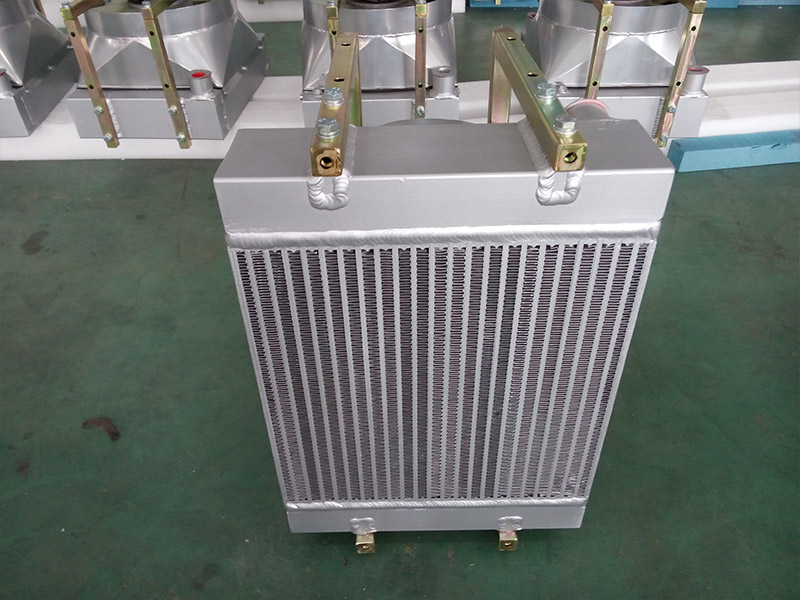 含电机马达的散热器套件